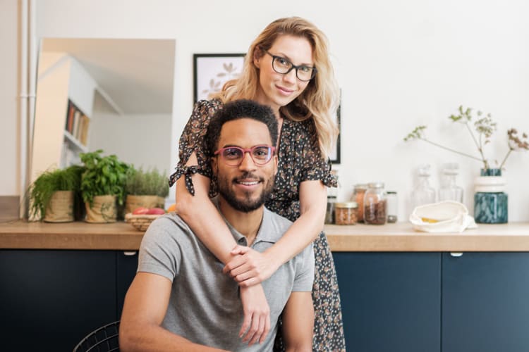 Man med rosa glasögon och kvinna med svarta glasögon