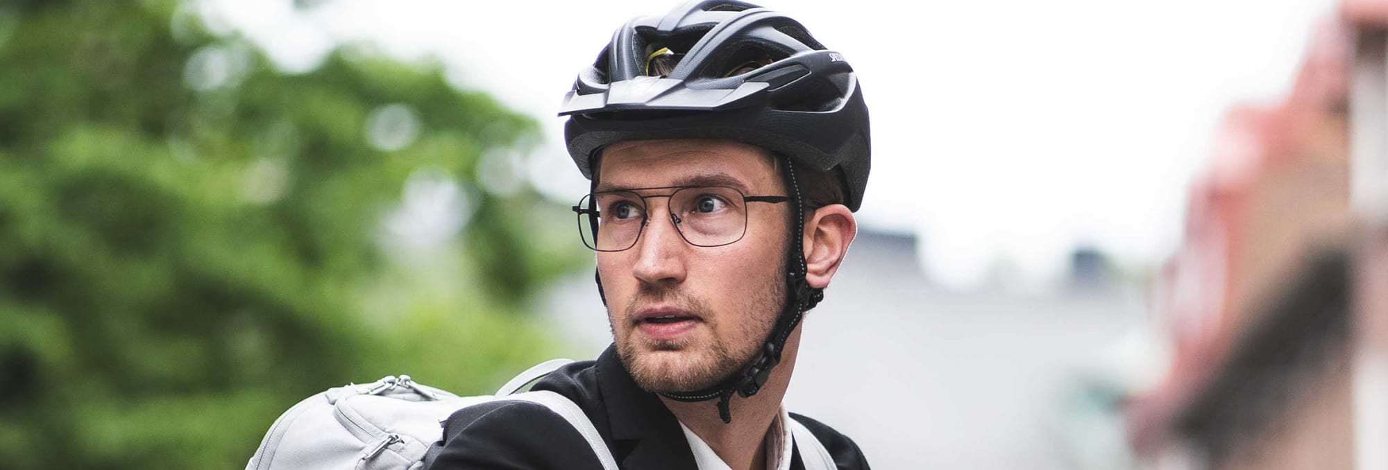 Man på cykel med hjälm och glasögon.