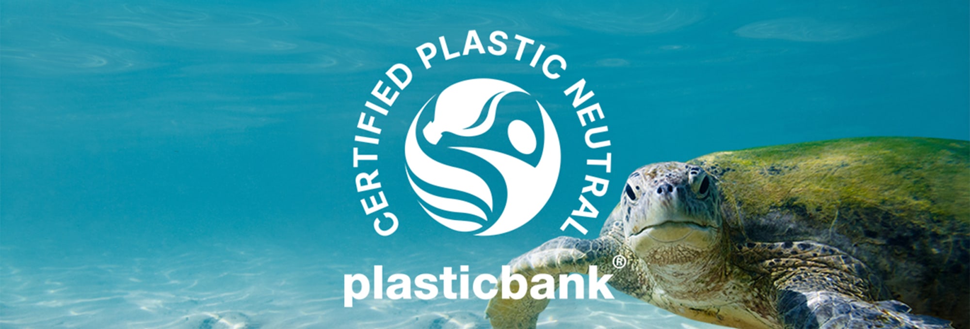 Skilpadde under vann med en tegnet logo over som sier: Certified plastic neutral plasticbank.