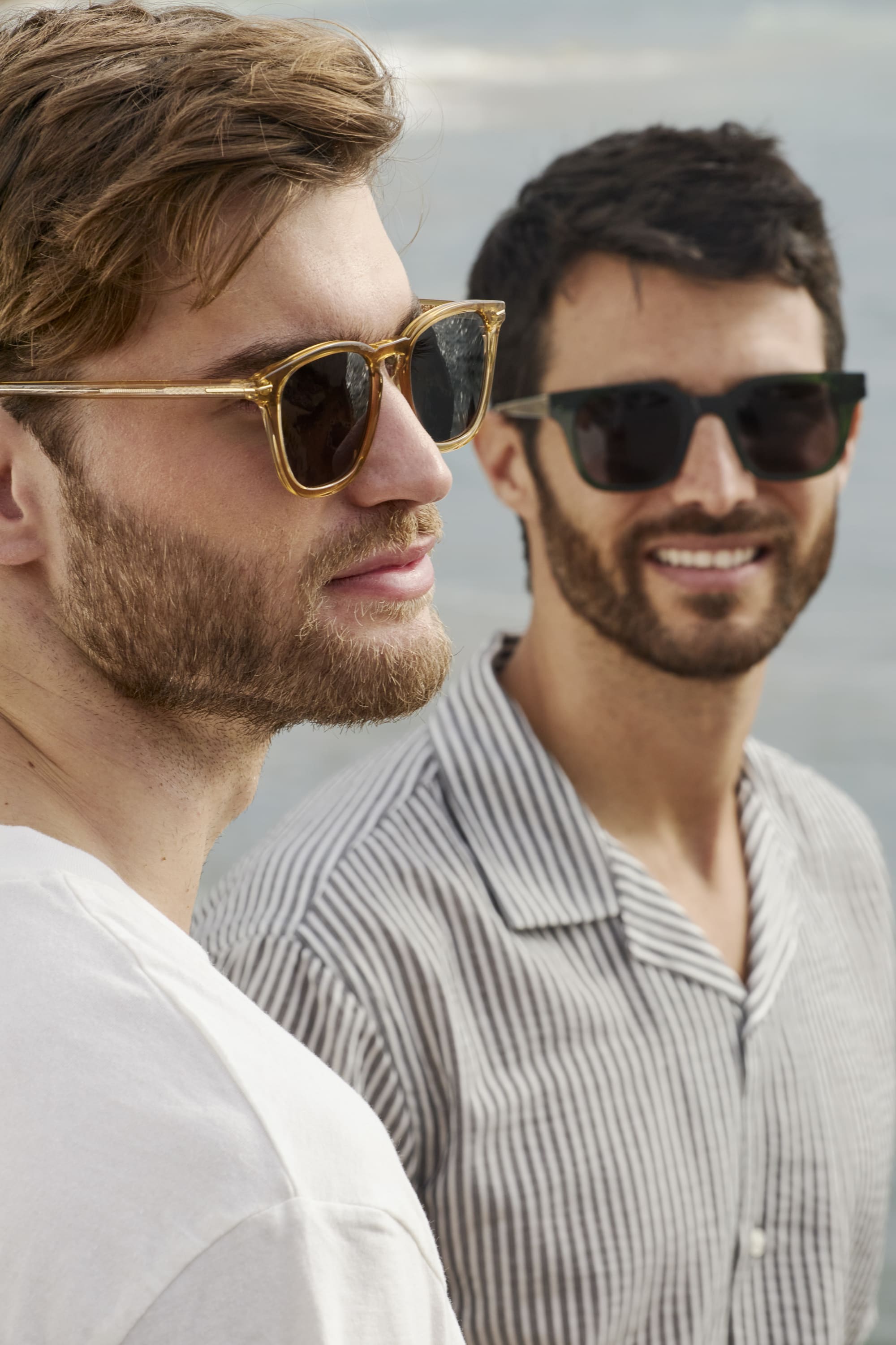 Två män med solglasögon, en med gula och en med svarta.