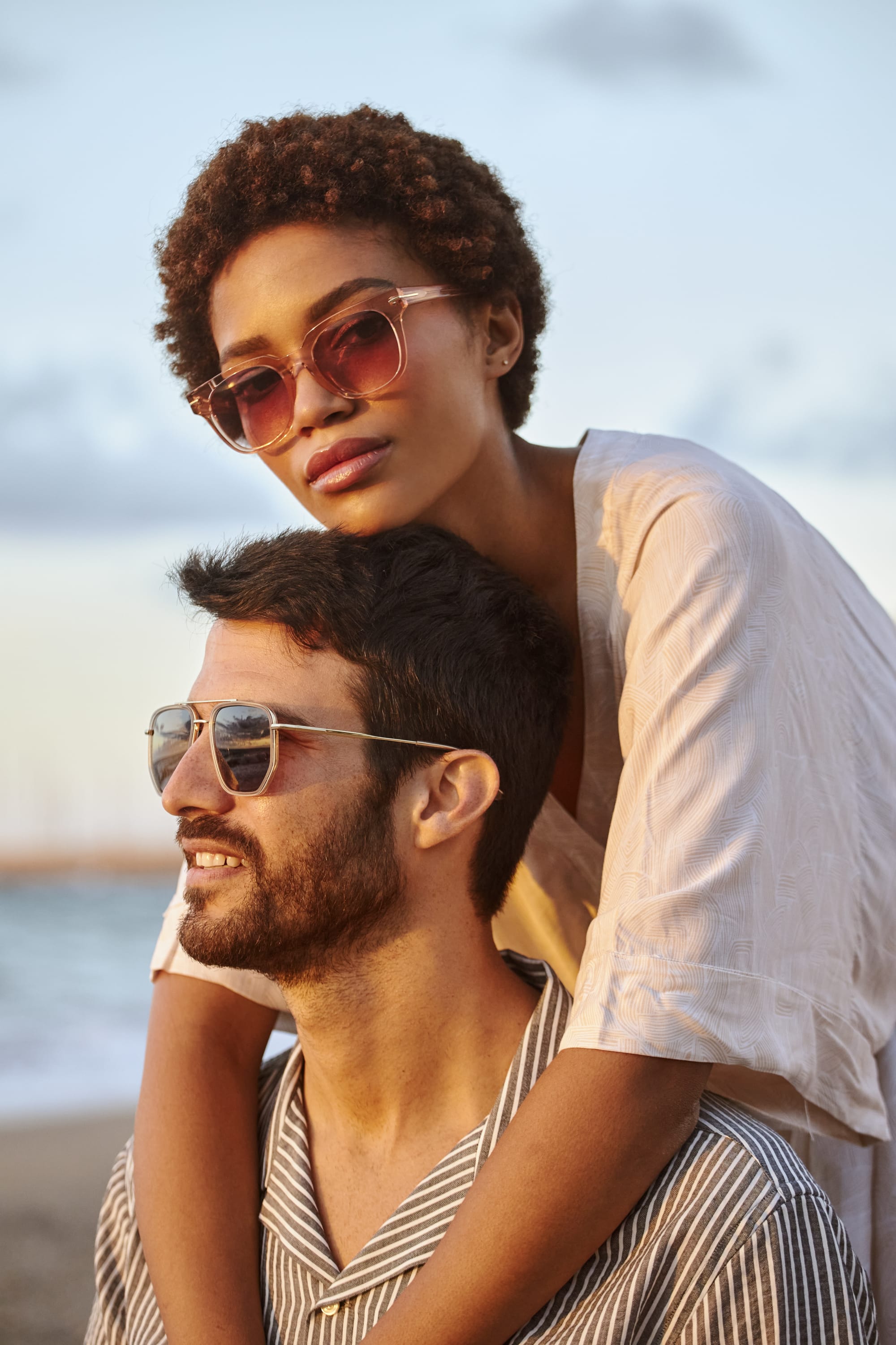 Mand og kvinde med solbriller.