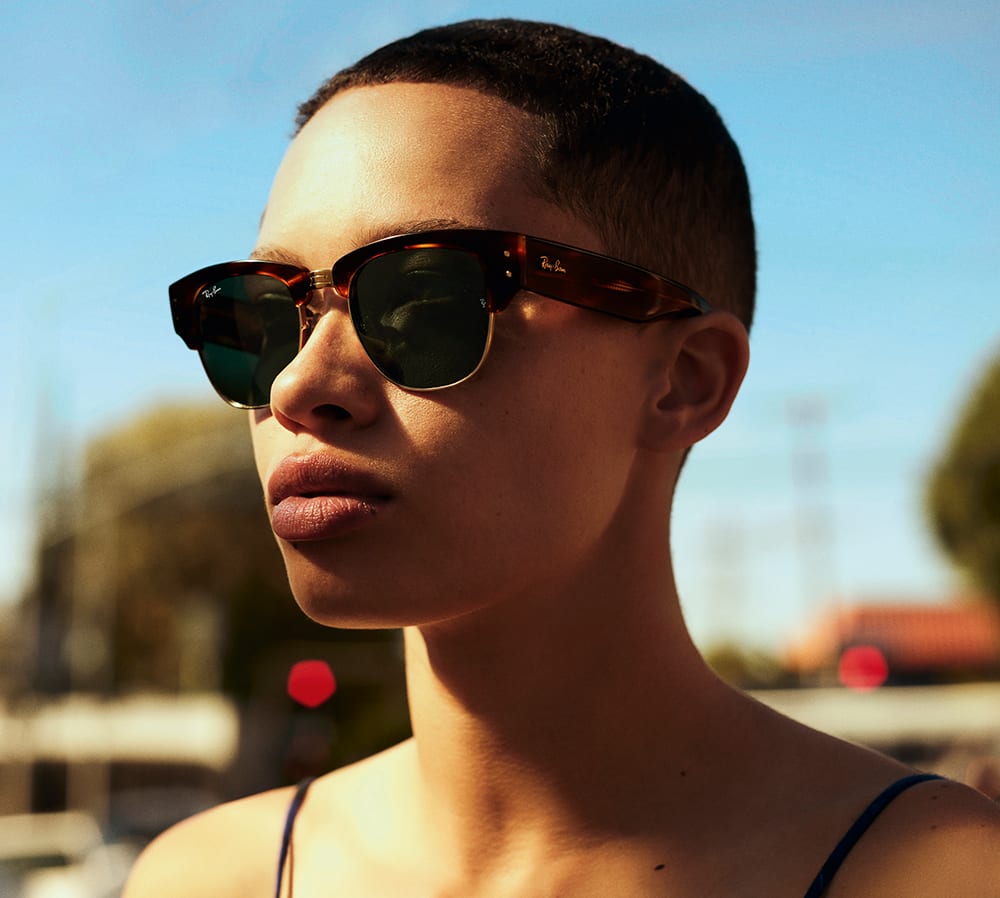 Kvinne i profil med brune solbriller