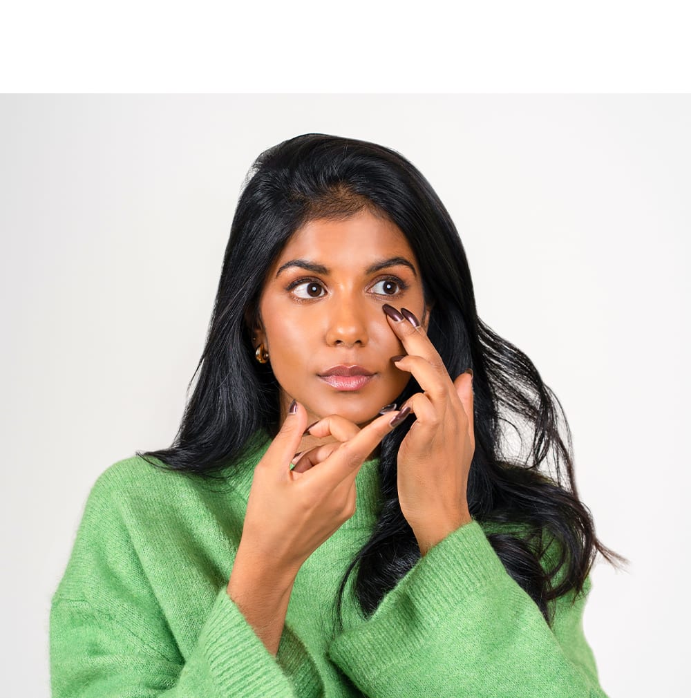 Kvinden indsætter en kontaktlinse.