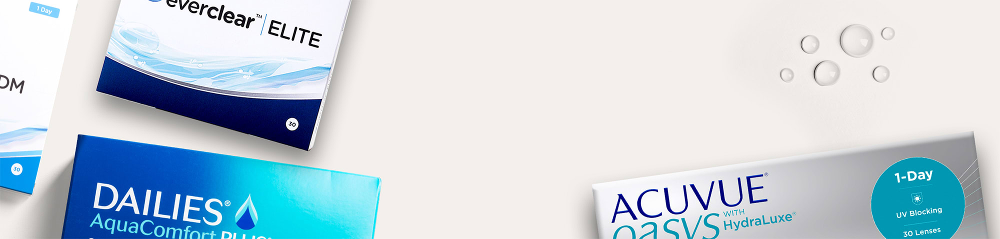 Flera kontaktlinsförpackningar, inklusive Everclear Elite, Acuvue OasyFlera kontaktlinsförpackningar, inklusive Everclear Elite, Acuvue Oasys 1-Day och Dailies AquaComfort Plus, mot en ljus bakgrund med vattendroppar.