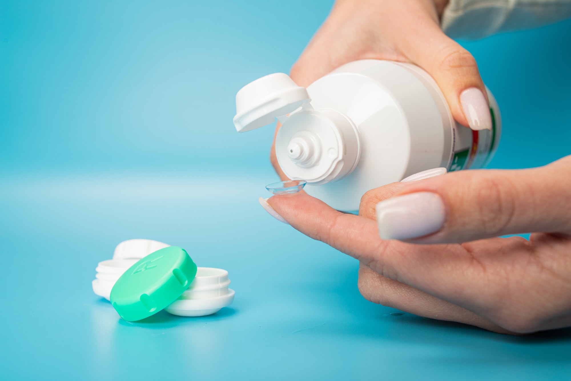 Man håller ögondroppar framför ögat