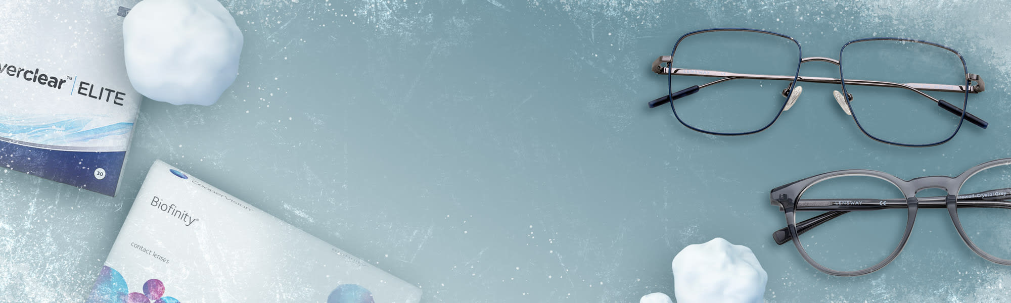 Linsepakker fra Biofinity og Everclear sammen med sorte og grå briller placeret på is, omgivet af snebolde.
