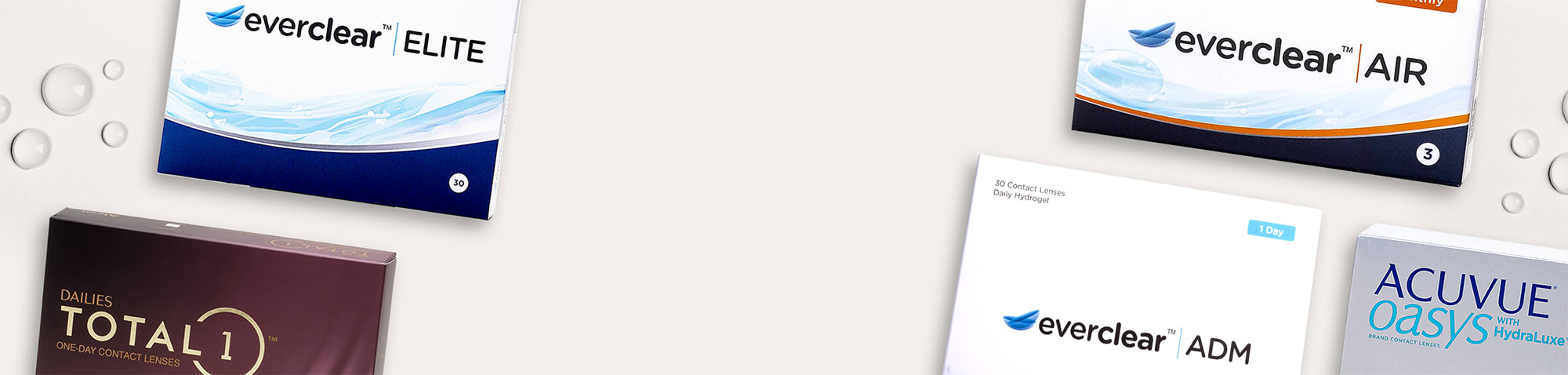 Flere kontaktlinsepakker, bl.a. Everclear Elite, Acuvue Oasys 1-Day og Dailies AquaComfort Plus, på en lys baggrund af vanddråber.