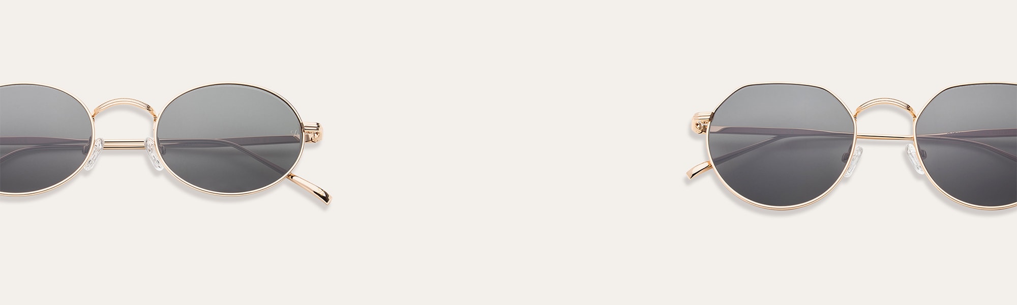 To par guldfarvede solbriller med mørke glas.