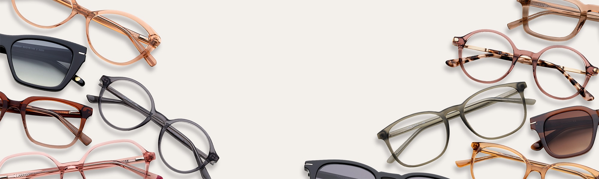 En utstilling av briller og solbriller i ulike modeller og farger, blant annet brune, rosa, svarte og beige.