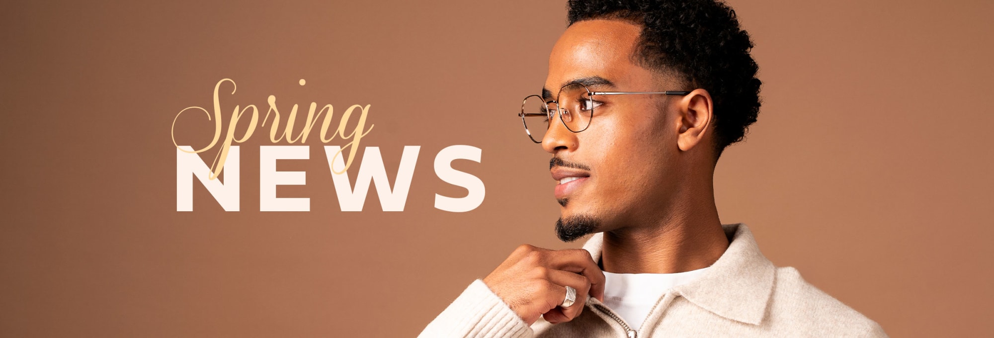 Mann med briller i lys setting – vårens nyheter