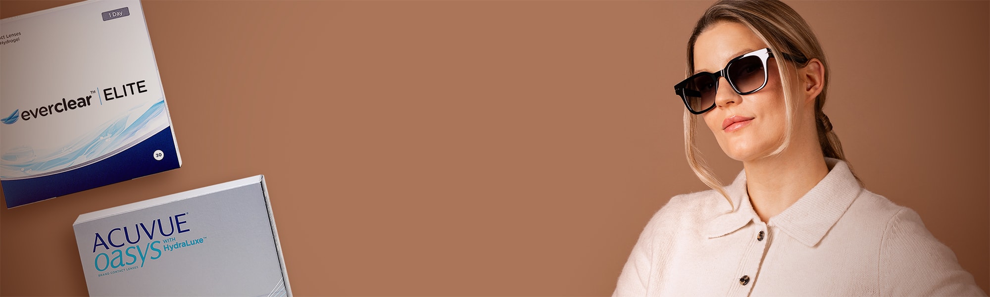Banner som visar en kvinna i solglasögon bredvid förpackningar med kontaktlinser från everclear ELITE och ACUVUE Oasys.