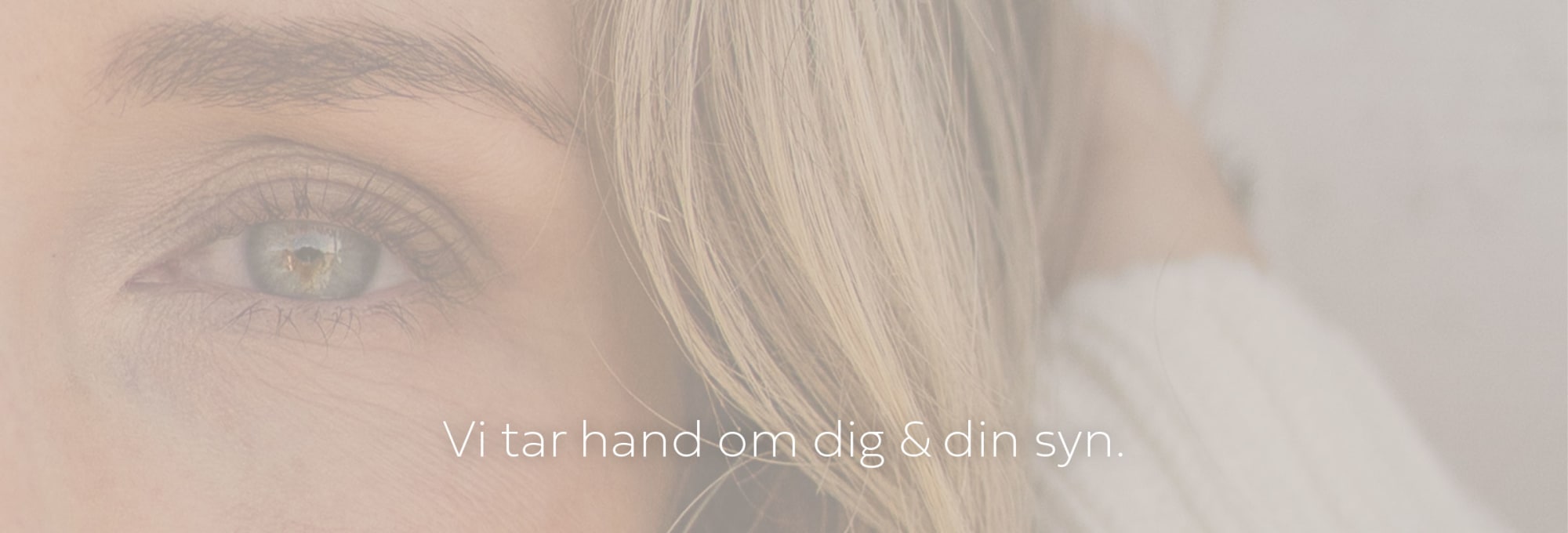 Närbild på ett grönt öga och en blond person i mjukt dagsljus