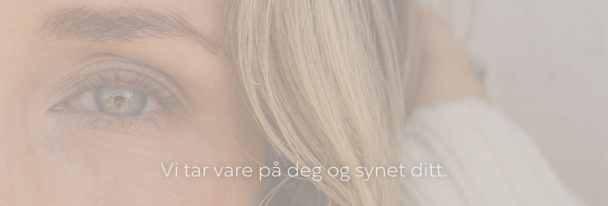 Nærbilde av et grønt øye og en blond person i mykt dagslys