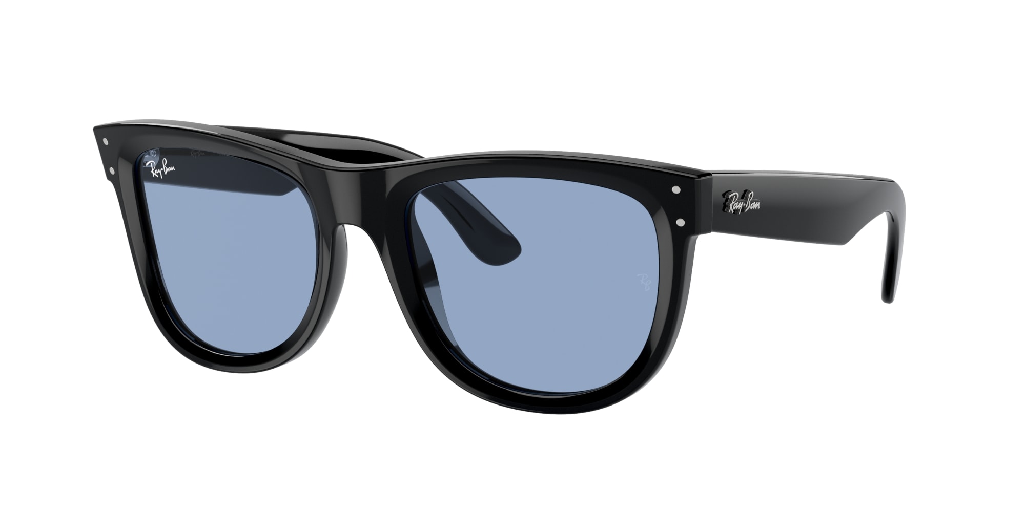 Svarta Ray-Ban-solglasögon med blåtonade glas på vit bakgrund.